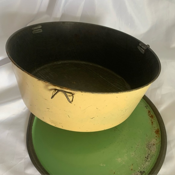 Vintage Yellow Cake Carrier - Picture 10 of 16